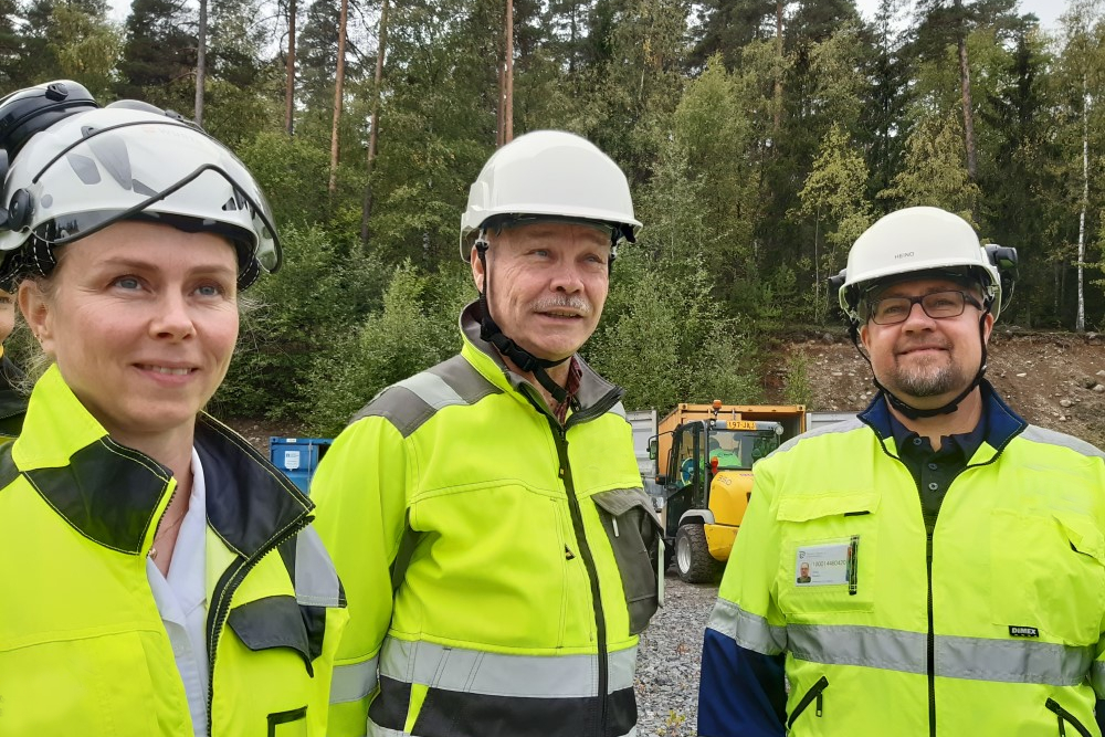 Kuvassa on ihmisiä työmaalla.