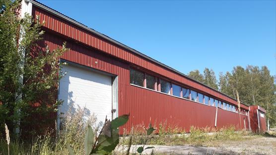 Nopon punainen, peltinen pesularakennus.
