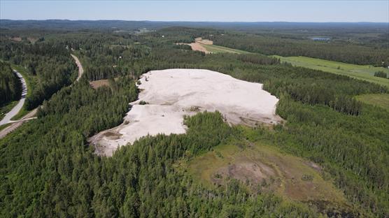 Ilmakuva Mätäsvaaran alueesta. Keskellä näkyy suuri, valkoinen alue (rikastushiekka).