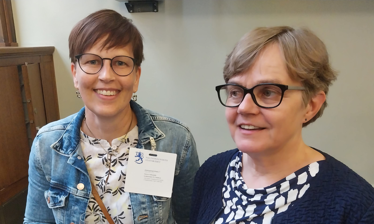 Kuvassa on kaksi henkilöä.