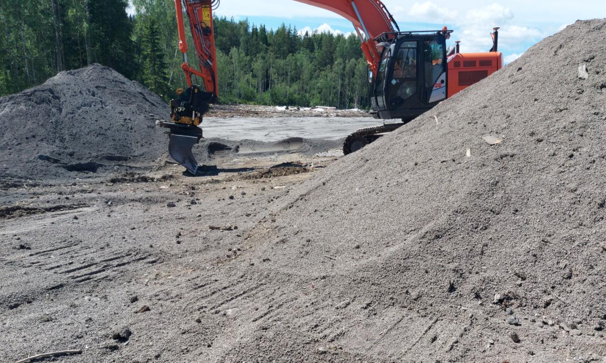 Kuvassa on hiekoitushiekkaa ja työkone.