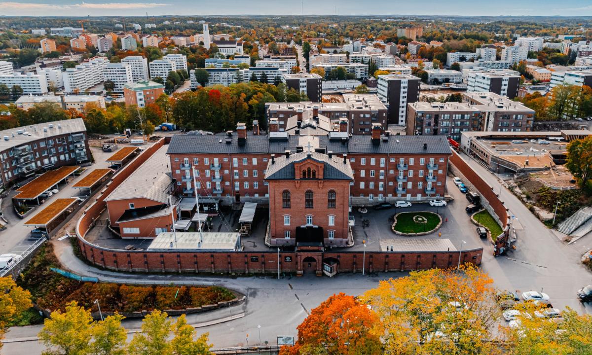 Kuvassa on syksyinen ilmakuva Turun Hotel Kakolasta ja ympäröivästä alueesta.