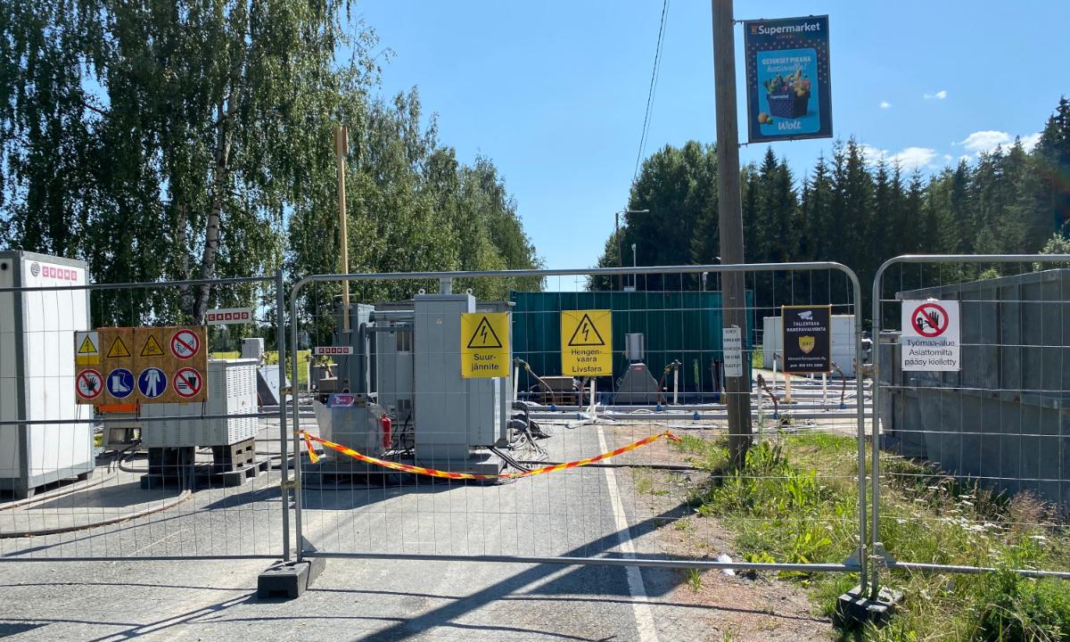 Kuvassa on työmaa-alue, joka aidattu ja merkitty varoituskyltein.