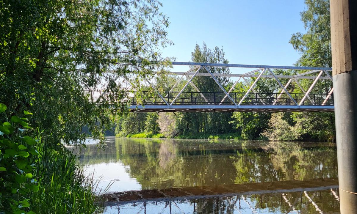 Kuvassa on Vantaanjoki ja kevyenliikenteen silta.