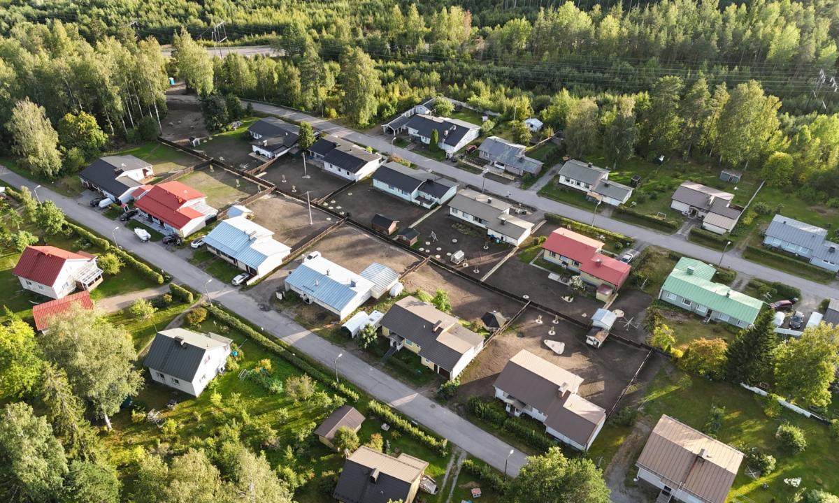 Ilmakuva puhdistusalueelta, jossa näkyy omakotitaloja.