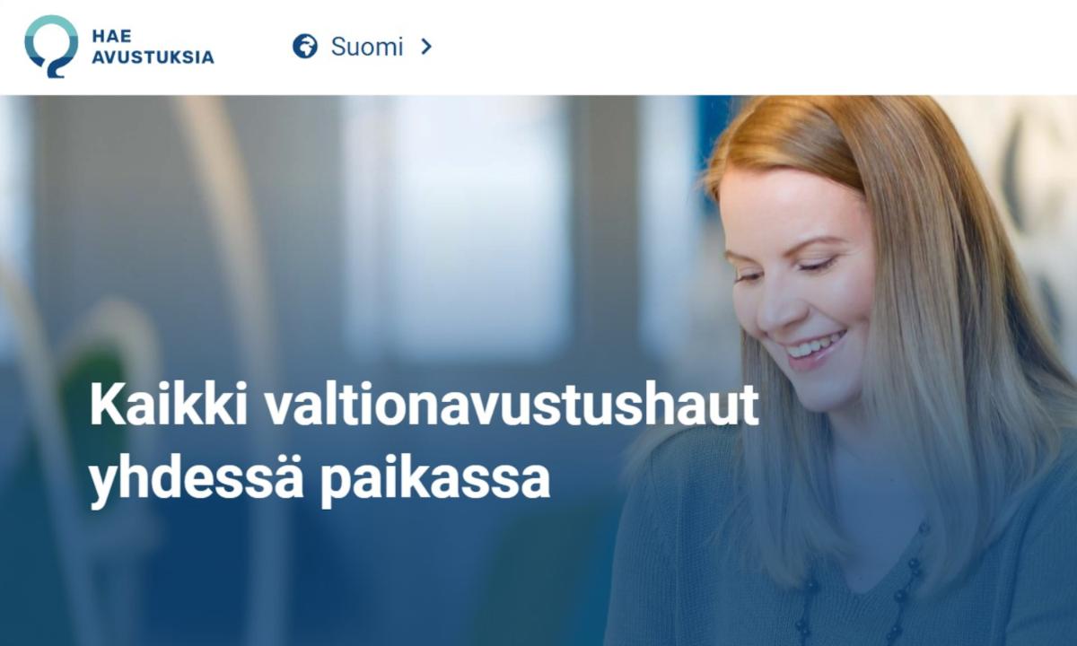 Kuvassa on näyttökuva verkkosivun etusivusta. Kuvassa on lähikuva naisen kasvoista ja teksti 