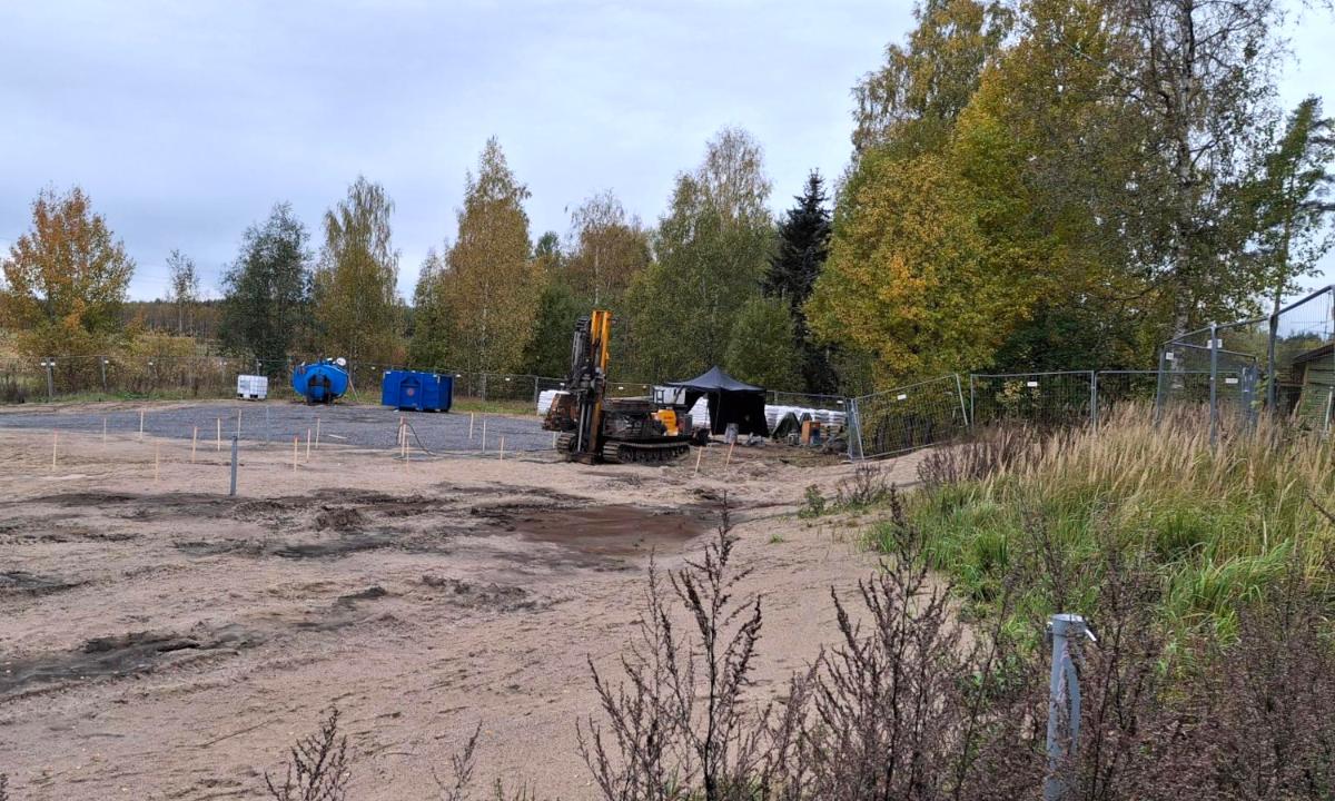 Kuvassa on syksyinen työmaa.