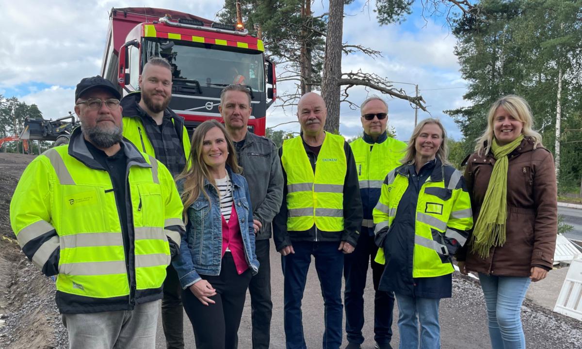 Kuvassa on henkilöitä työmaan edessä.