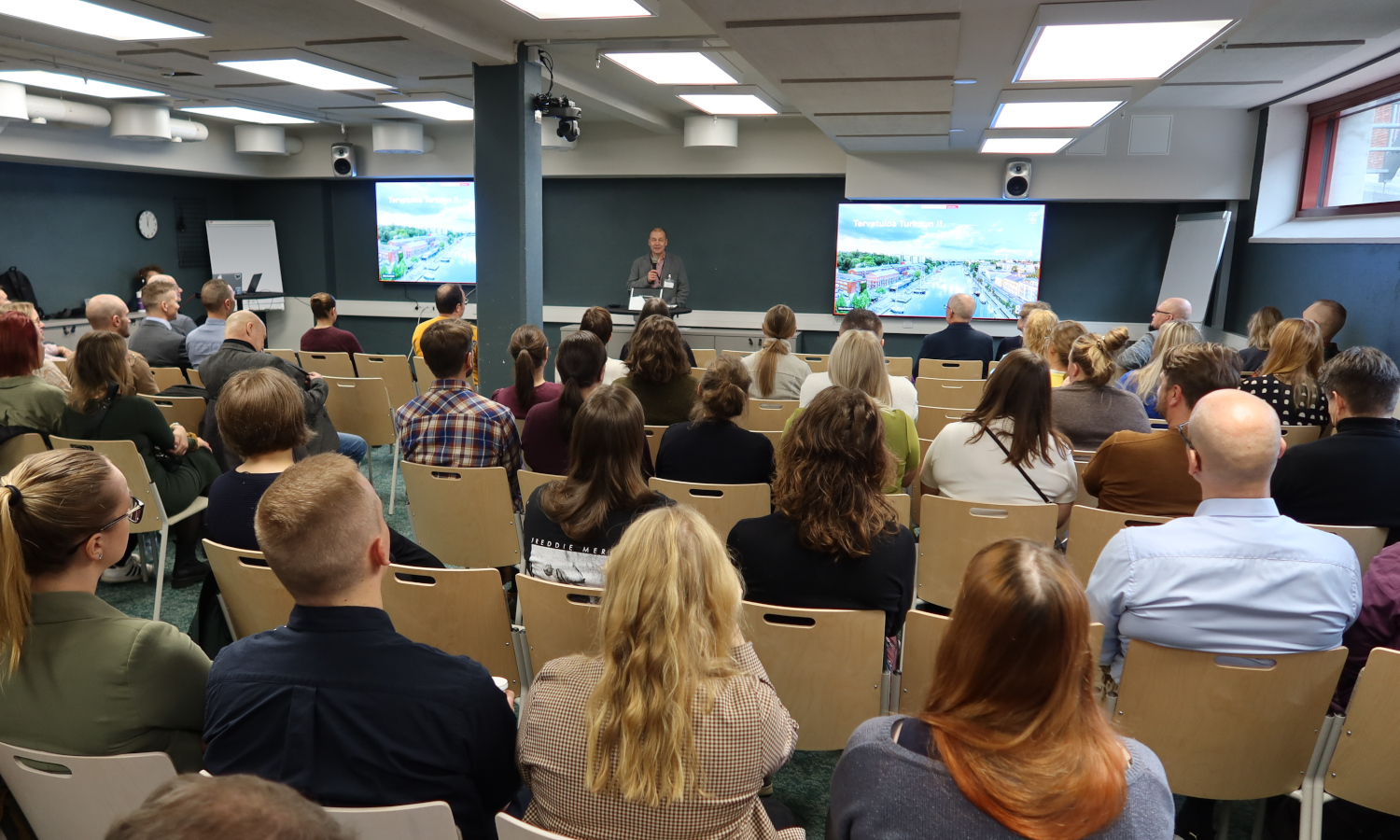 Kuvassa on seminaariyleisöä.