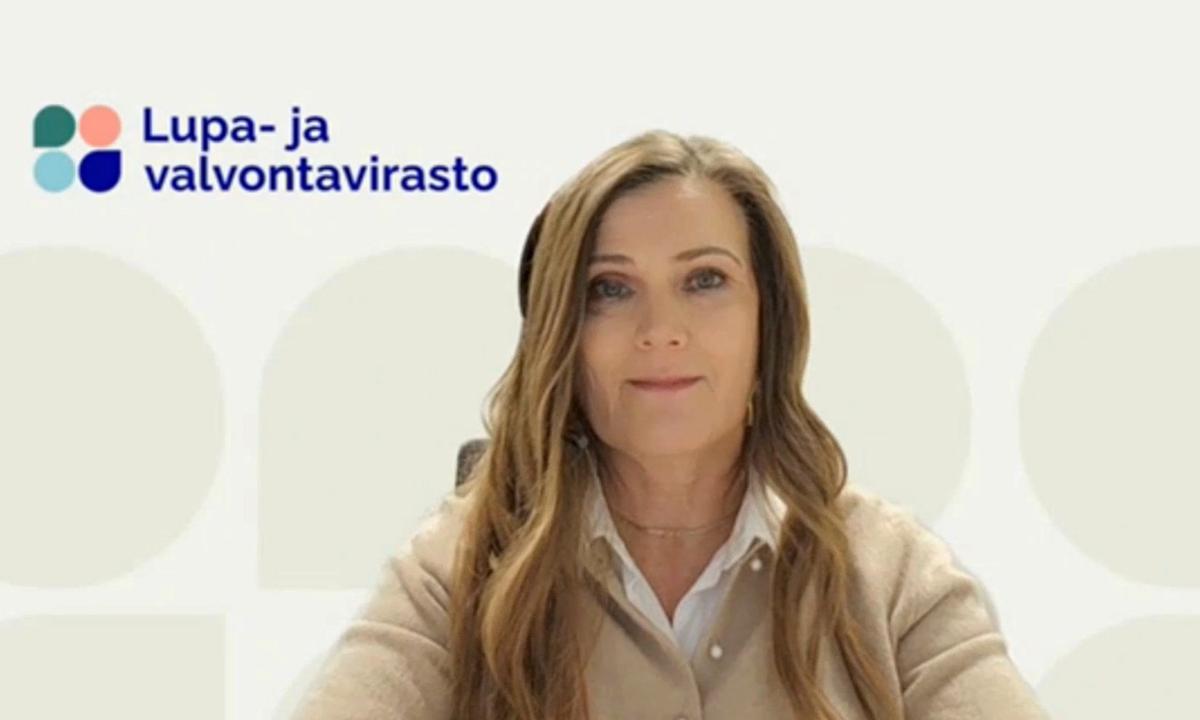 Kuva on näyttökuva webinaaritallenteelta. Kuvassa näkyy nainen.