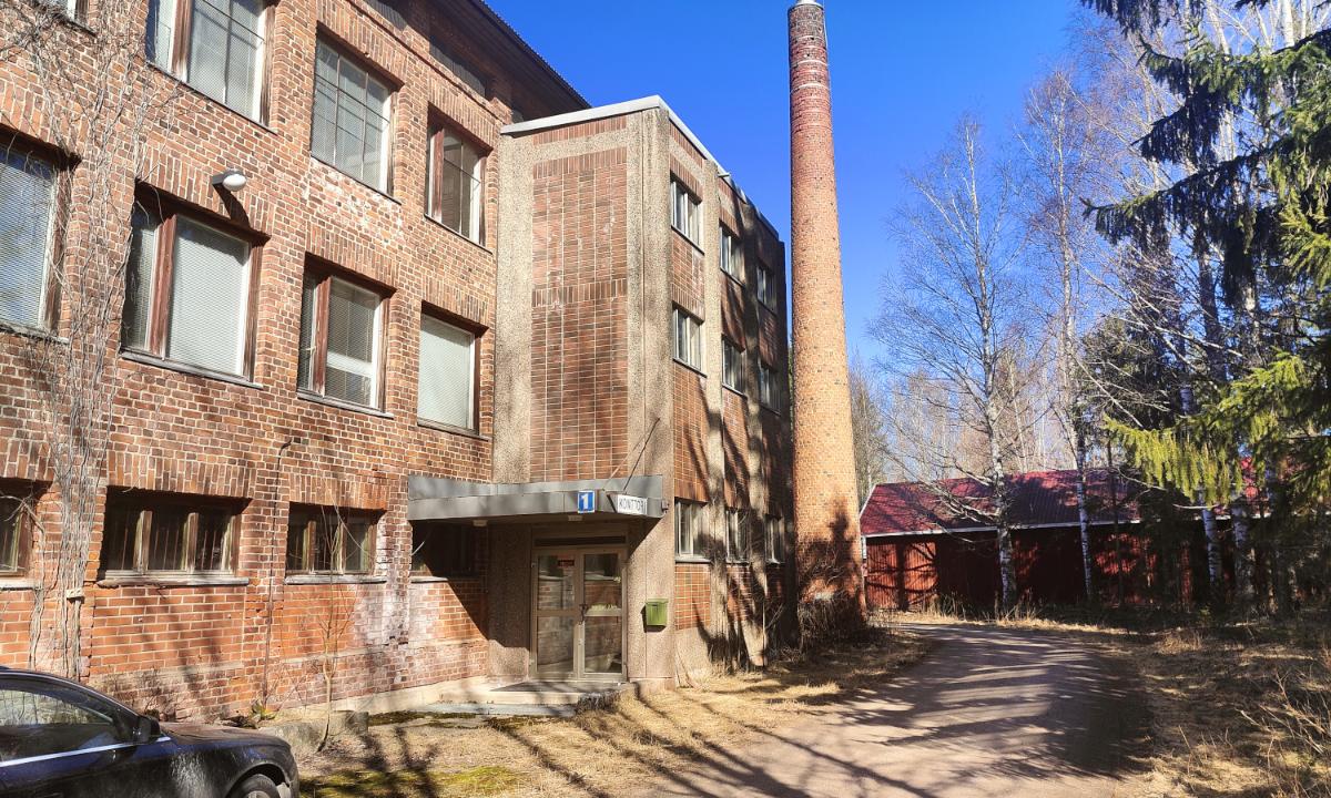 Kuvassa on vanha punatiilinen tehdasrakennus.